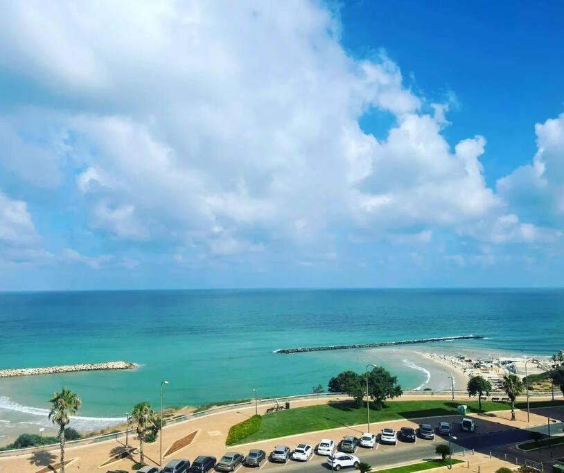 Beautiful 2-Bedroom Sea-View Apartment Netanya Luaran gambar