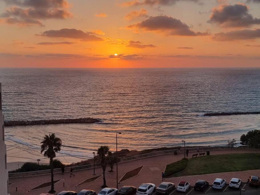 Beautiful 2-Bedroom Sea-View Apartment Netanya Luaran gambar